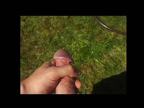 ❤️ المثير الساخنة يحصل بوسها الوردي مارس الجنس و cums في بخ في حديقة صيفية جودة الإباحية